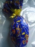 ovo metade chocolate  branco e metade chocolate ao leite