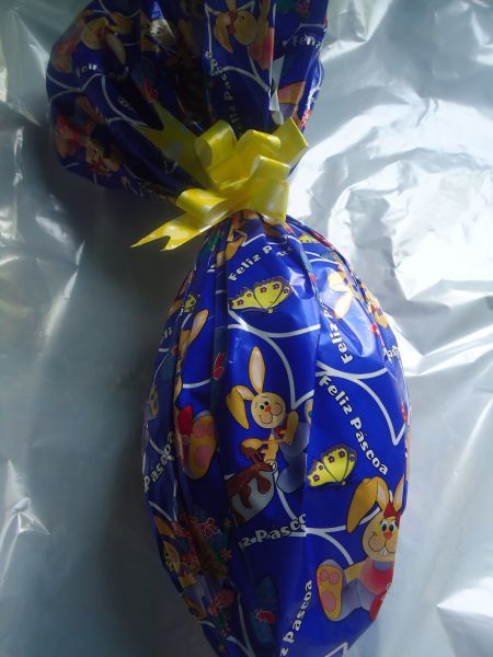ovo metade chocolate  branco e metade chocolate ao leite